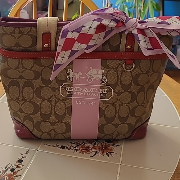 COACH Tote-Pre-loved. - Picture 15 of 16